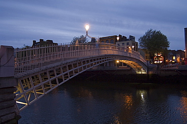 Half Penny Bridge (Ha'Penny Bridge) over Liffey River, Dublin, County Dublin, Republic of Ireland (Eire), Europe