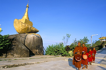 Buddhist monks collecting food, Kyaiktiyo Pagoda (Golden Rock Pagoda), Mon State, Myanmar (Burma), Asia