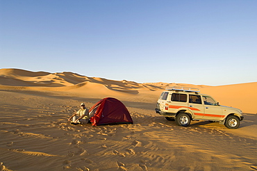 Tent and  SUV in desert, Erg Awbari, Sahara desert, Fezzan, Libya, North Africa, Africa