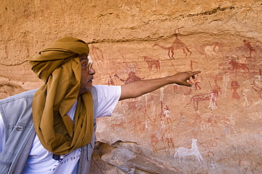 Guide and prehistoric rock paintings, Akakus, Sahara desert, Fezzan, Libya, North Africa, Africa