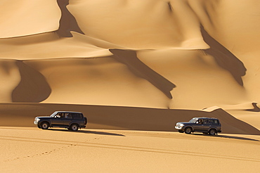 SUV on sand dunes, Erg Awbari, Sahara desert, Fezzan, Libya, North Africa, Africa