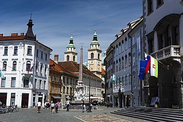 Robba fountain in Town Square and the Cathedral of Saint Nicholas in the background, Ljubjlana, Slovenia, Europe