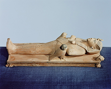 Image of the king's mummy on its funeral bed flanked by the king's two souls, dedicated by Maya, from the tomb of the pharoah Tutankhamun, discovered in the Valley of the Kings, Thebes, Egypt, North Africa, Africa