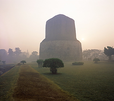 Dhamekh stupa, Buddhist pilgrimage site, Sarnath, near Varanasi, Uttar Pradesh state, India, Asia