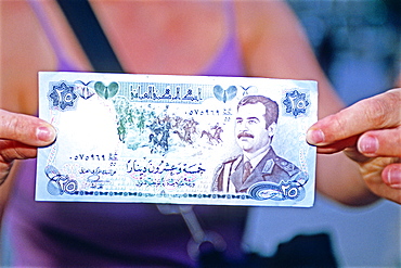 Iraqi banknote with Saddam effigy, Iraq, Middle East