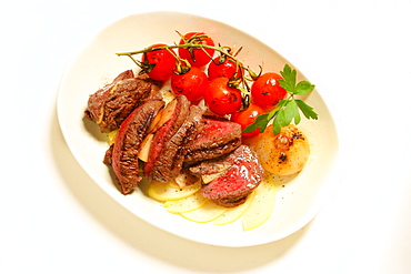 Filetto farcito con mele, apple stuffed steak and grilled tomato, Italy, Europe