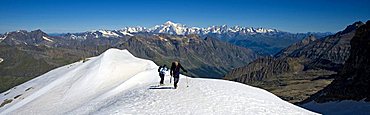 Gran Paradiso Glacier, Valsavarenche, sullo sfondo il Monte Bianco, Valle d'Aosta, Italy