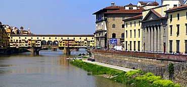 Arno river and Ponte Vecchio bridge, Florence, Tuscany, Italy, Europe, UNESCO World Heritage Site