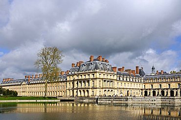 The Palace of Fontainebleau and Etang de Carpes, Seine-et-Marne, Ile-de-France, France, Europe