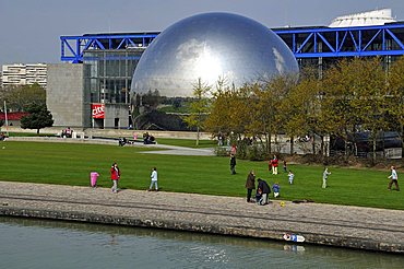 La Geode, Cite des Sciences et de l'Industrie, Parc de la Villette, Paris, Ile-de-France, France, Europe