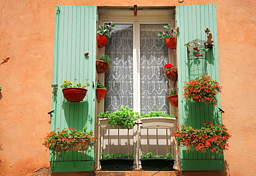 Typical provenvæal window, Lourmarin, Provence-Alpes-C¬?te d'Azur, France, Europe