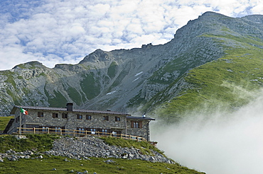 capanna 2000 mountain refuge, arera mountain, italy