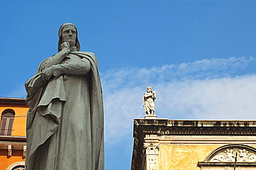 Dante Statue, Piazza Signori, Verona, Veneto, Italy