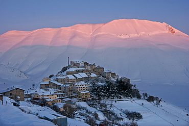 Winter, Monti Sibillini National Park, Landscape, Castelluccio di Norcia, Perugia, Umbria, Italy, Europe