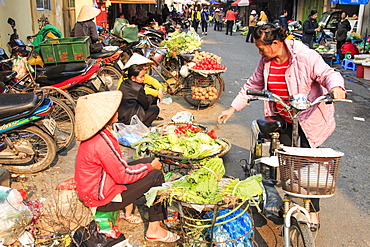 Womand selling fruits and vegetables in a street market of HoÃƒÂ n KiÃ¡ÂºÂ¿m, the old quarter of Hanoi, Hanoi, Vietnam, Indochina, Southeast Asia, Asia