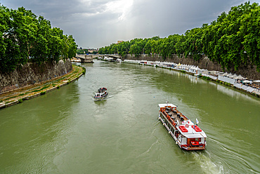 Boat trip, Sisto bridge, Tiber river, Rome, Lazio, Italy, Europe