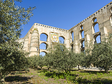 Aqueduto da Amoreira, the aqueduct dating back to the 16th and 17th century.  Elvas in the Alentejo close to the spanish border. Elvas is listed as UNESCO world heritage. Europe, Southern Europe, Portugal, March