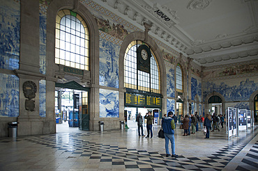 Sao Bento railway station, decorated by azuleios, Porto, Portugal, Europe