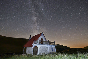 Milky Way, Passo della Maddalena pass, Villa Lucio manor house, Bolognola, Marche, Italy, Europe
