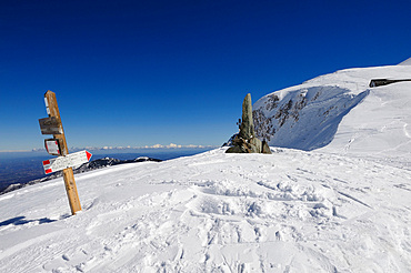 Off-piste ski mountaineering in fresh snow in the Mondole group, Ligurian Alps, Artesina, Cuneo, Piedmont, Italy, Europe