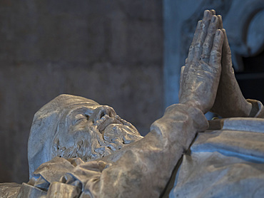 Grave of Vasco da Gama in the minster. Mosteiro dos Jeronimos (Jeronimos Monastery, Hieronymites Monastery) in Belem, listed as UNESCO world heritage. Lisbon (Lisboa), the capital of Portugal Europe, Southern Europe, Portugal