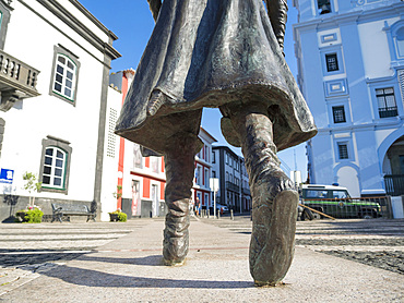 Statue of Vasco da Gama by Duker Bower, Patio da Alfandega near the harbour. Capital Angra do Heroismo, the historic center is part of UNESCO world heritage. Island Ilhas Terceira, part of the Azores (Ilhas dos Acores) in the atlantic ocean, an autonomous region of Portugal. Europe, Azores, Portugal.