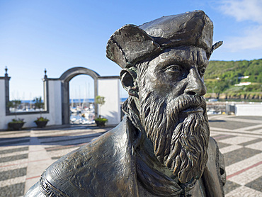 Statue of Vasco da Gama by Duker Bower, Patio da Alfandega near the harbour. Capital Angra do Heroismo, the historic center is part of UNESCO world heritage. Island Ilhas Terceira, part of the Azores (Ilhas dos Acores) in the atlantic ocean, an autonomous region of Portugal. Europe, Azores, Portugal.