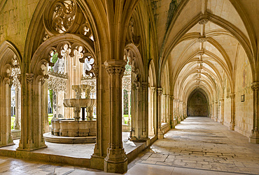 The fountain and water basin in the Claustro Real, the royal cloister. The monastery of Batalha, Mosteiro de Santa Maria da Vitoria, listed as UNESCO world heritage site. A tourist attraction north of Lisboa. Europe, Southern Europe, Portugal