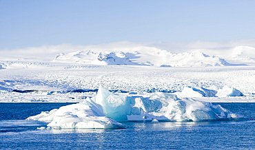 The glacial lagoon Joekulsarlon in the Vatnajoekull NP during winter. In the background the highest mountains in Iceland vulcano Oraefajoekull with its peak Hvannadalshnukur. europe, northern europe, iceland, February