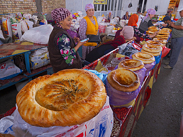 The traditional Bazaar, typical bread called Lepjoschka. City Uzgen (Oesgoen, Usgen) close to the border to Uzbekistan. Asia, central Asia, Kyrgyzstan