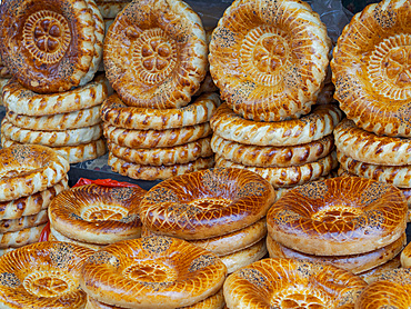 Traditional bread called Lepjoschka. Jayma Bazaar, one of the greatest traditional markets in central asia. City Osh in the Fergana Valley close to the border to Uzbekistan. Asia, central Asia, Kyrgyzstan