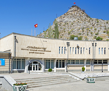 The History Museum, in background mount Suleiman-Too (Sulaimain-Too, Sulayman-Too), a UNESCO World Heritage site. City Osh in the Fergana Valley close to the border to Uzbekistan. Asia, central Asia, Kyrgyzstan