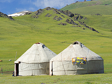 Yurts at lake Song Kol (Son Kul, Songkoel, Song-Koel). Tien Shan mountains or heavenly mountains in Kirghizia. Asia, central Asia, Kyrgyzstan