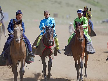 At Chabysh, a long distance horse race. To reduce weight often no saddle is used and the riders are often young boys. Folk and Sport festival on the Suusamyr plain commemorating Mr Koshomkul, a sportsman and folk hero of the last century. Asia, central Asia, Kyrgyzstan