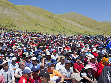 Spectators. Folk and Sport festival on the Suusamyr plain commemorating Mr Koshomkul, a sportsman and folk hero of the last century. Asia, central asia, Kyrgyzstan