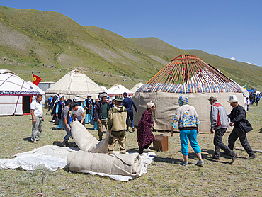 Setting up a traditional Yurt. Folk and Sport festival on the Suusamyr plain commemorating Mr Koshomkul, a sportsman and folk hero of the last century. Asia, central asia, Kyrgyzstan