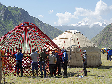 Setting up a traditional Yurt. Folk and Sport festival on the Suusamyr plain commemorating Mr Koshomkul, a sportsman and folk hero of the last century. Asia, central asia, Kyrgyzstan