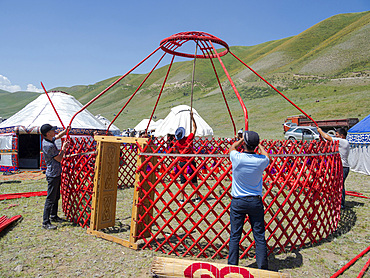 Setting up a traditional Yurt. Folk and Sport festival on the Suusamyr plain commemorating Mr Koshomkul, a sportsman and folk hero of the last century. Asia, central asia, Kyrgyzstan