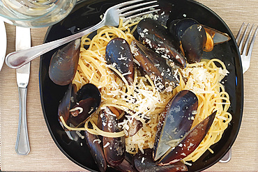 Spaghetti pasta with mussels and pecorino cheese, Italy, Europe