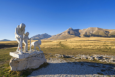 Gran Sasso National Park, View from Campo Imperatore, Fonte Vetica, Monument to the Shepherd, Castel del Monte, LíAquila, Abruzzo, Italy, Europe