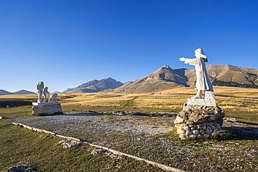 Gran Sasso National Park, View from Campo Imperatore, Fonte Vetica, Monument to the Shepherd, Castel del Monte, LíAquila, Abruzzo, Italy, Europe