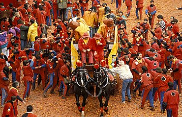 "Asso di Picche" squad assails the wagon, Traditional carnival, Ivrea, Piemonte, Italy