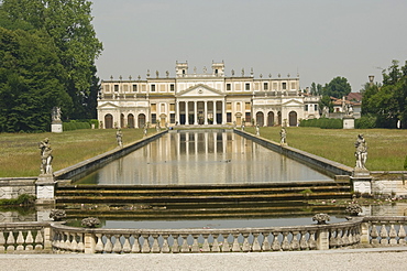 The long pond and the annexe of the 18th century Villa Pisano at Stra, Riviera du Brenta, Venice, Veneto, Italy, Europe