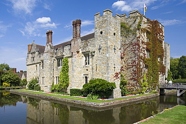 Hever Castle, dating from the 13th century, childhood home of Anne Boleyn, Kent, England, United Kingdom, Europe