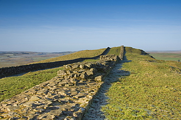 The width of the wall clearly seen looking west at Cawfields, Hadrians Wall, UNESCO World Heritage Site, Northumberland National Park, Northumbria, England, United Kingdom, Europe