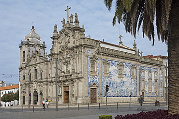 The combined churches of Igrega dos Carmelitas and Igreja do Carmo with blue tiled wall, Oporto, Portugal, Europe