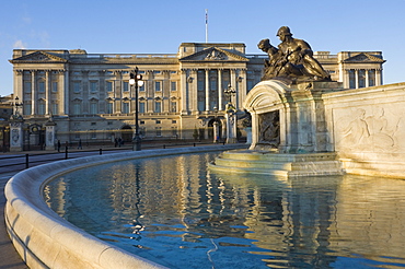 Sunrise, Buckingham Palace and the Fountain, London, England, United Kingdom, Europe