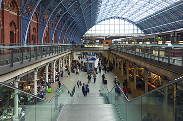 Shops, cafes, passengers in the Concourse of St. Pancras International Staion, London, England, United Kingdom, Europe