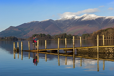 Ashness Boat Landing, two walkers enjoy the Skiddaw Range, Derwentwater, Keswick, Lake District National Park, Cumbria, England, United Kingdom, Europe