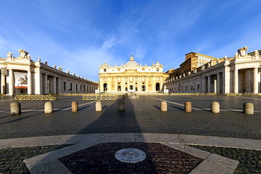 St. Peters and Piazza San Pietro in the early morning, Vatican City, UNESCO World Heritage Site, Rome, Lazio, Italy, Europe